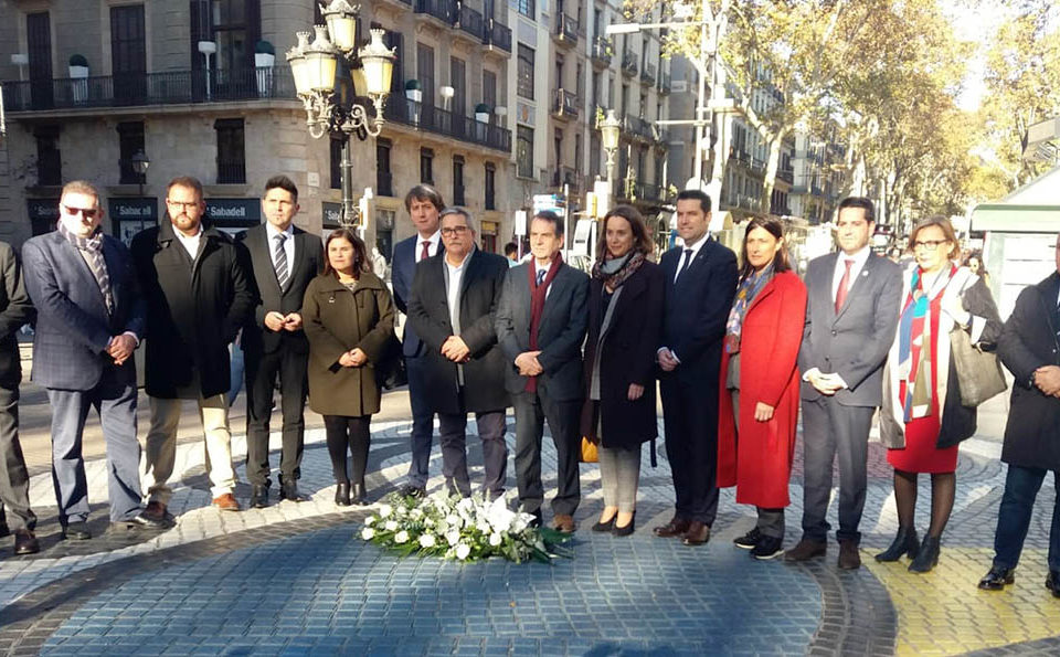 Gamarra y demás miembros de la FEMP, en un acto en Las Ramblas en homenaje a las víctimas de los atentados de Barcelona y Cambrils. / NR