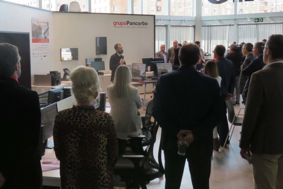 José Luis Pancorbo se dirige a los asistentes durante la inauguración del salón. / NR