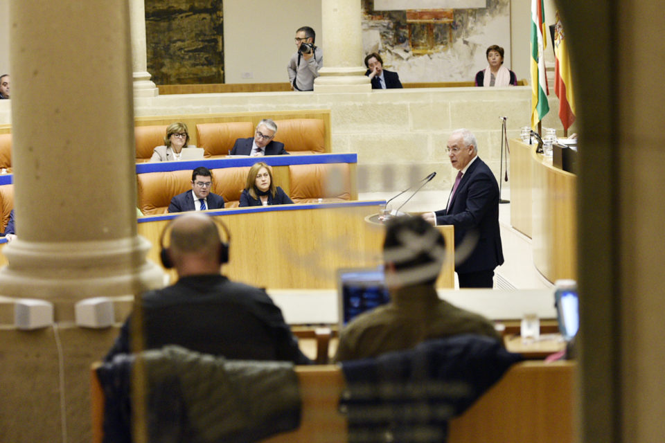 El presidente José Ignacio Ceniceros, en la tribuna de oradores del Parlamento riojano. / NR