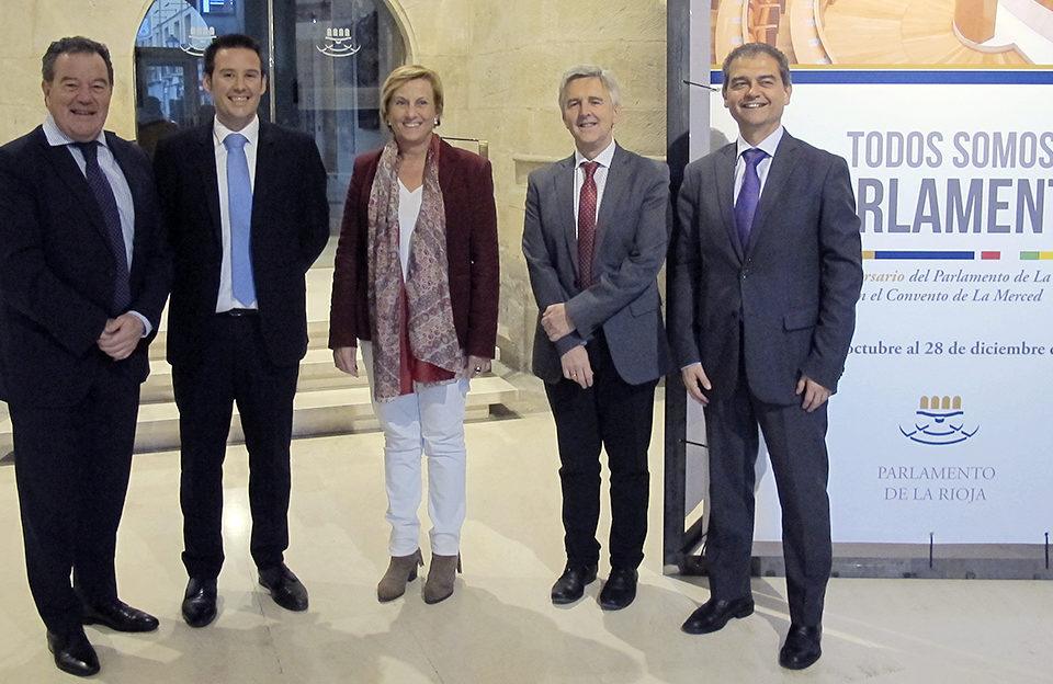 La consejera Leonor González Menorca, con altos cargos de su departamento, antes de intervenir en el Parlamento riojano. / NR