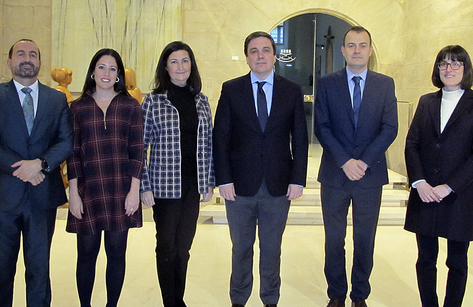 El consejero Alberto Galiana (cuarto por la izquierda), con altos cargos de su departamento, en el Parlamento regional. / NR