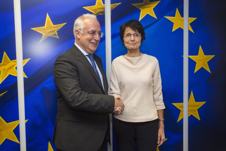 El presidente riojano saluda a la comisaria europea de Asuntos Sociales y Empleo./ NR
