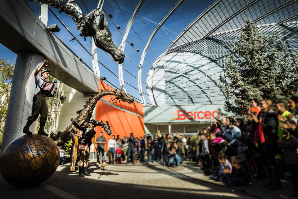 El pasacalles de Titirirantes ‘Ulterior’, en el acceso al centro comercial, conmemora el 15º aniversario del Berceo. / NR