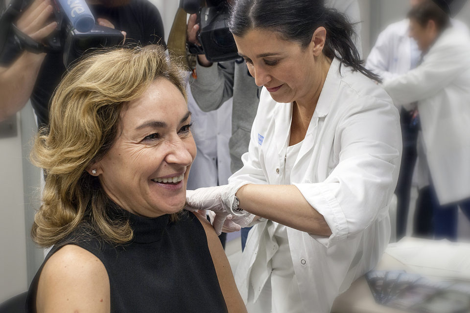 La consejera de Salud se vacuna contra la gripe. / NR
