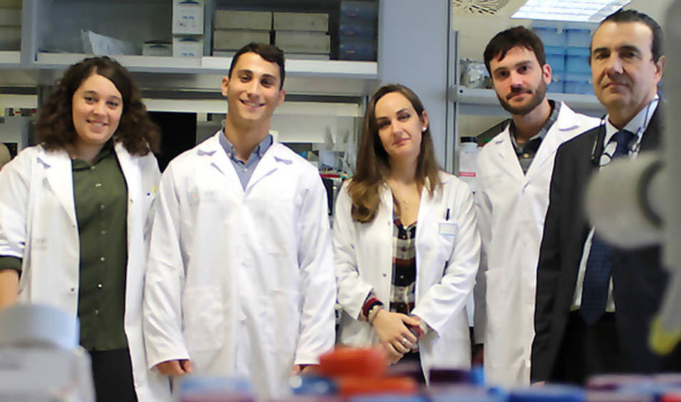 Los cuatro nuevos investigadores, con la consejera de Salud y el director gerente de la Fundación Rioja Salud, ayer en el Centro de Investigación Biomédica. / NR