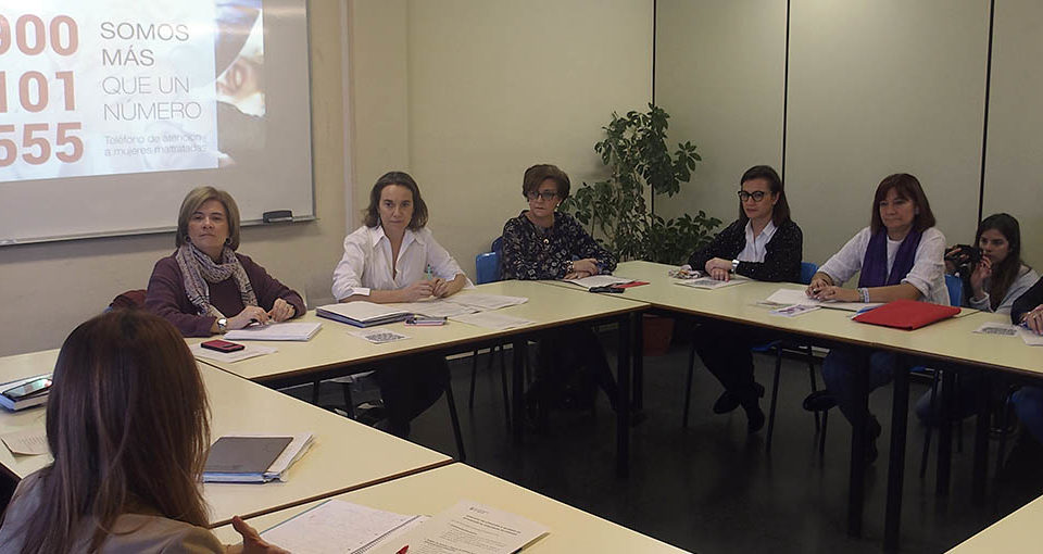 La alcaldesa y la concejala Paloma Corres, con representantes de distintos centros y servicios que abordan temas de mujer. / NR