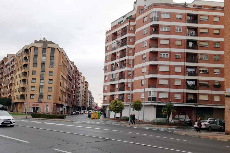 Confluencia de las calles Belchite (a la derecha) y Pino y Amorena (en el centro) y Duques de Nájera, donde comenzará construirse una nueva rotonda desde este miércoles. / NR