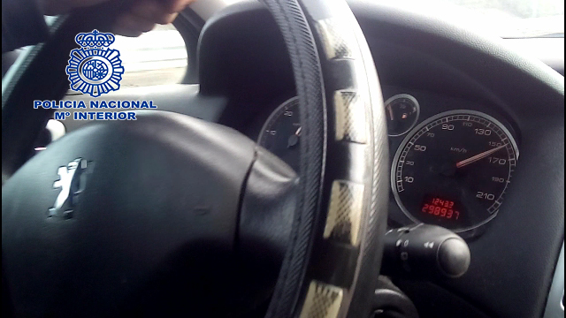 Un menor conduce a 160 por hora mientras su padre le graba con el móvil