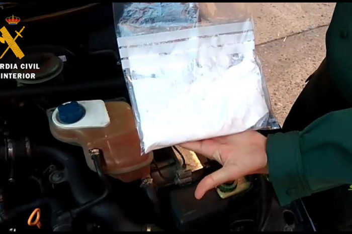 Interceptan 464 gramos de droga y tres cuchillos ocultos en un coche en Arnedo