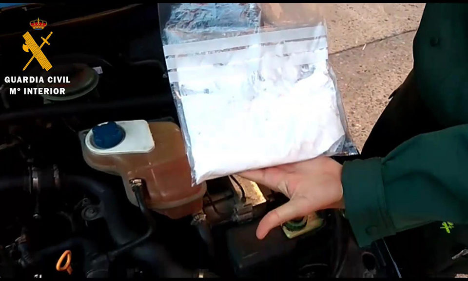 Droga incautada que estaba oculta en el motor del vehículo. / Guardia Civil