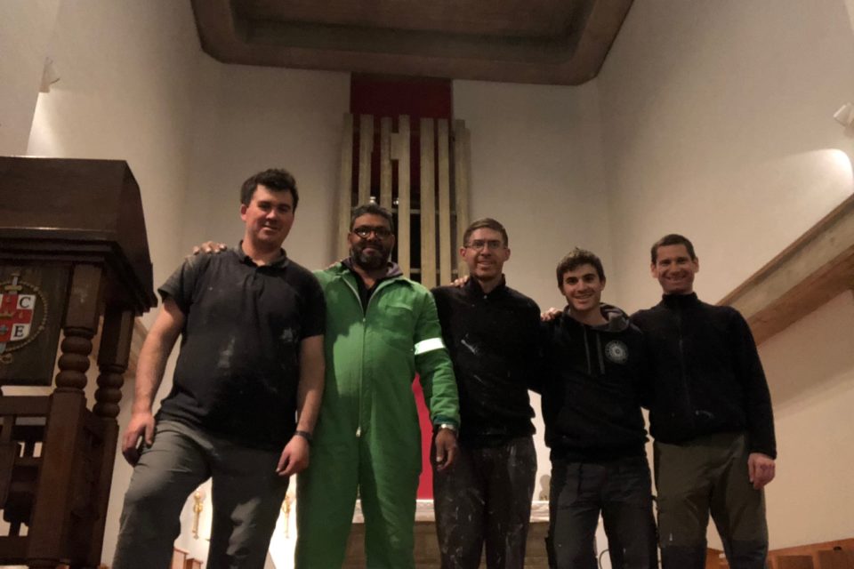 Los monjes de Valvanera, Cristóbal, Agustí, Luis y Andrea, junto al trabajador interno, Saji, tras pintar la capilla. / NR