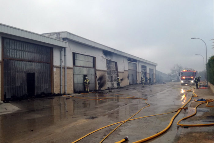 Sofocado el incendio que ha afectado a 15 pabellones agrícolas en Samaniego