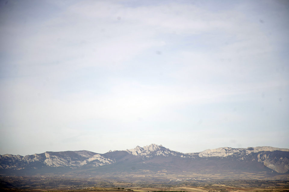 Cielo despejado sobre la Sierra de Cantabria, en una imagen de archivo. / Clara Larrea