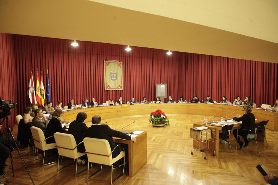 Pleno celebrado este jueves en el Ayuntamiento de Logroño. / Darío Uruñuela