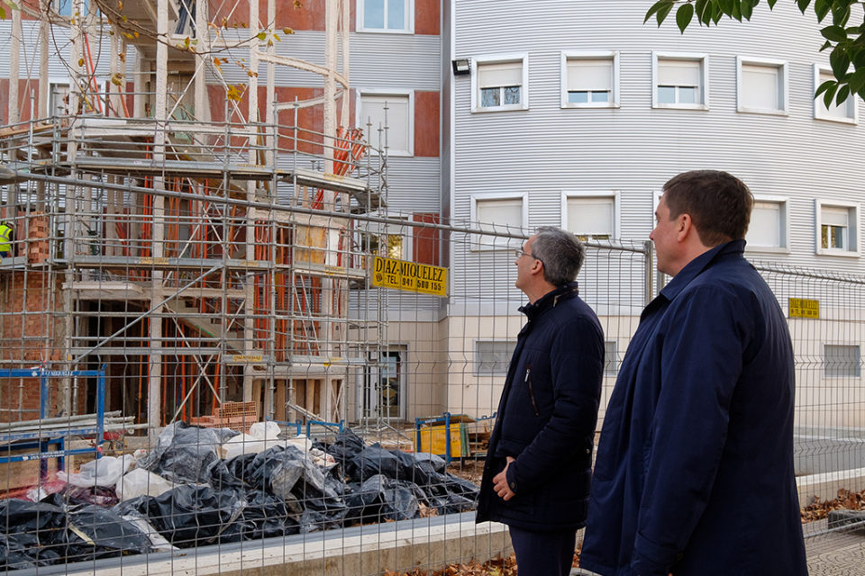 El rector de la UR y el consejero de Educación visitan las obras del Edificio Vives. / UR