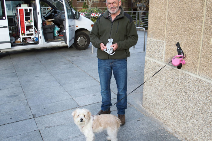 El Ayuntamiento instalará un centenar de anclajes para mascotas en edificios oficiales