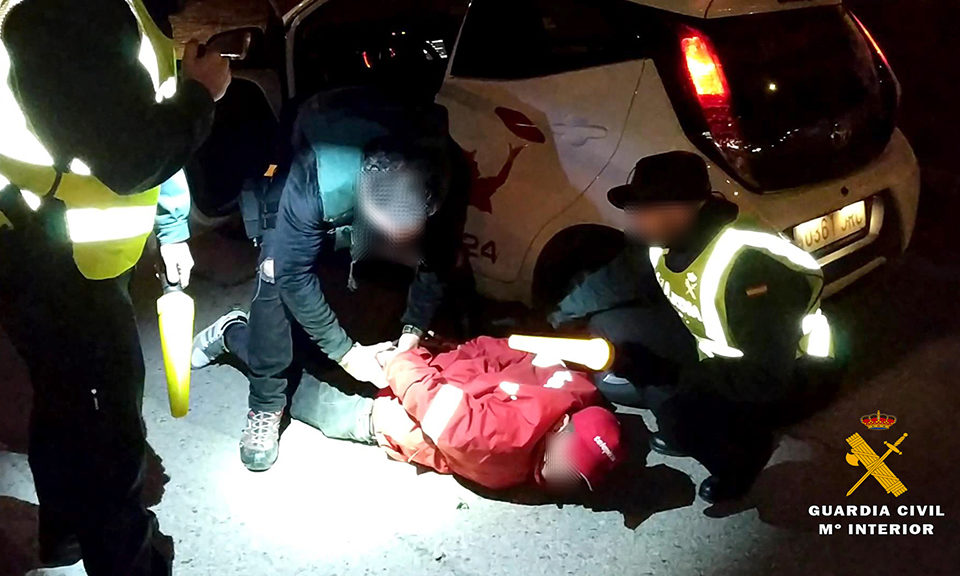 Momento de la detención de uno de los autores del robo del Telepizza de Arnedo. / Guardia Civil