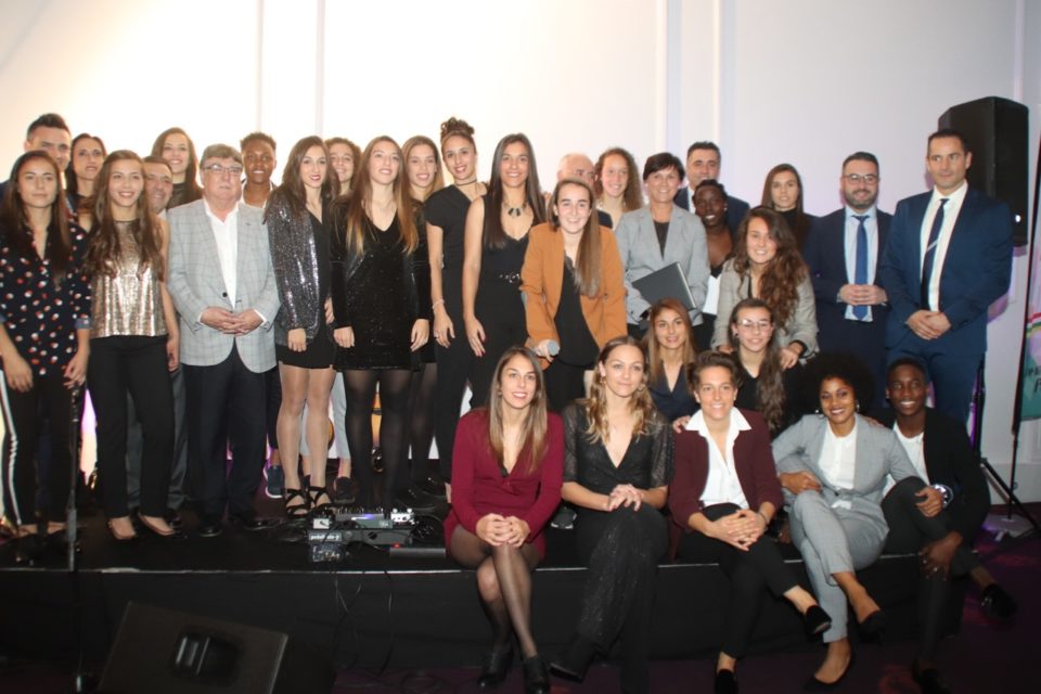 Las jugadores del EDF, con las autoridades, tras concluir la Gala. / NR