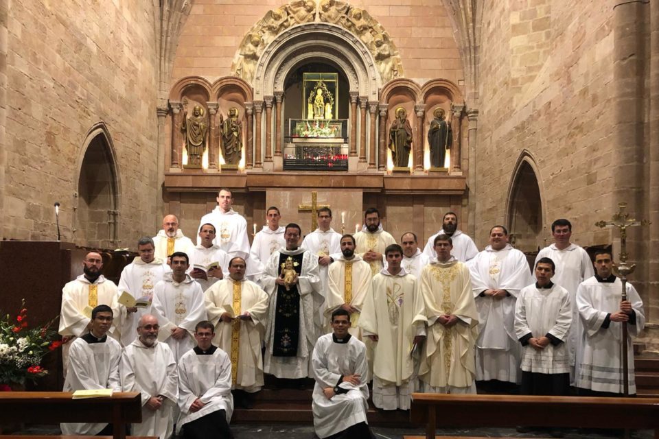 Sacerdotes del IVE celebrando en Valvanera la Navidad. / NR