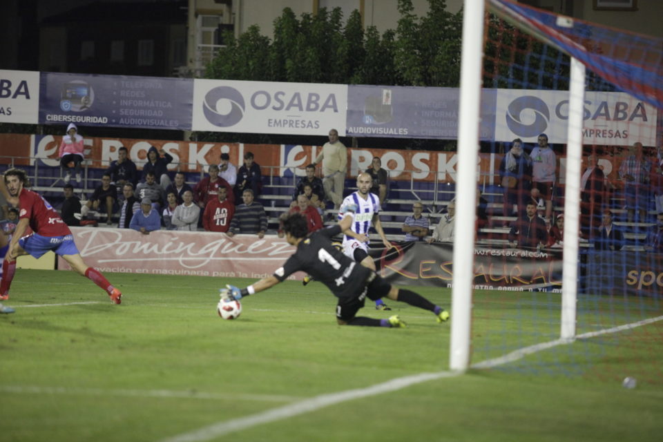 Gonzalo, en un partido de Copa con el Calahorra. / Clara Larrea