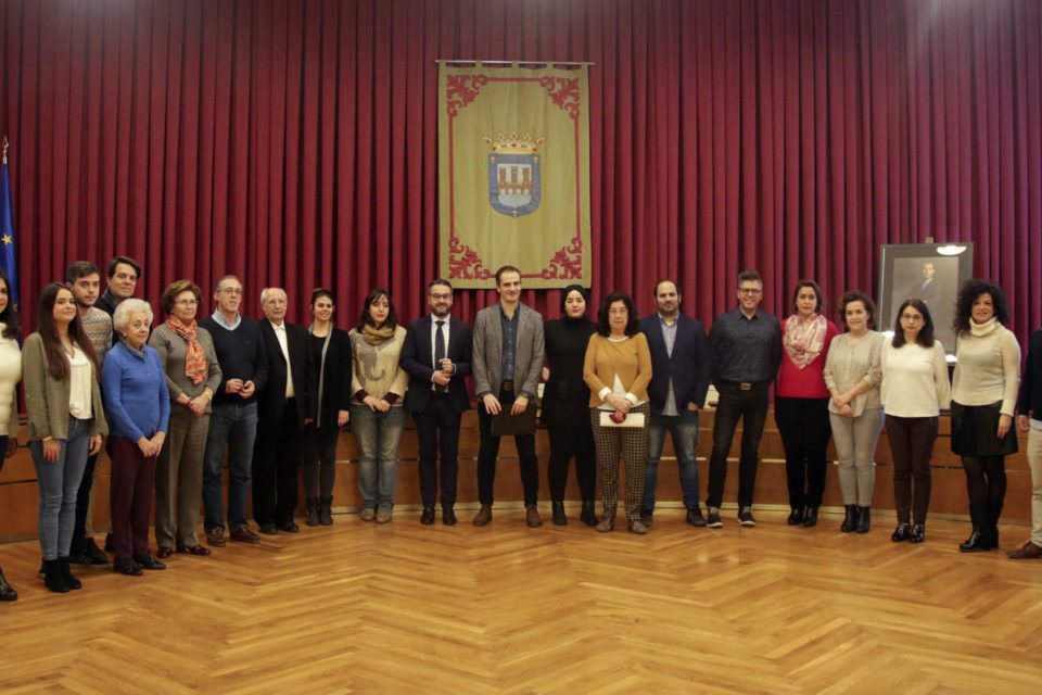 Representantes municipales y de las ONG, en el Ayuntamiento de Logroño. / Clara Larrea