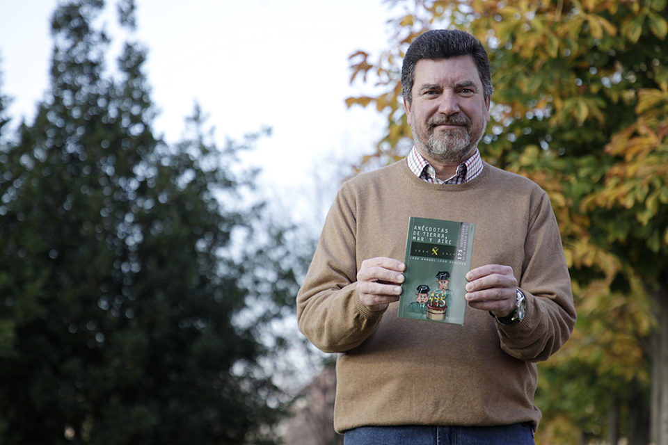 José Manuel León, con su nuevo libro, que presenta este viernes en el Centro Ibercaja de Portales. / Clara Larrea
