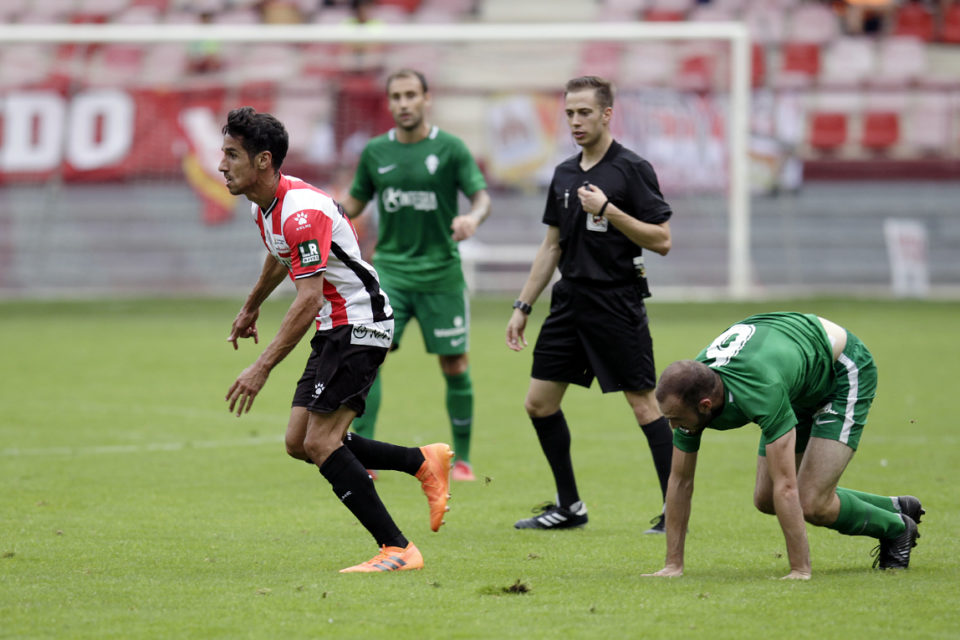 Rayco inicia el ataque en el partido que enfrentó a los blanquirrojos con el Sporting B. / Ingrid