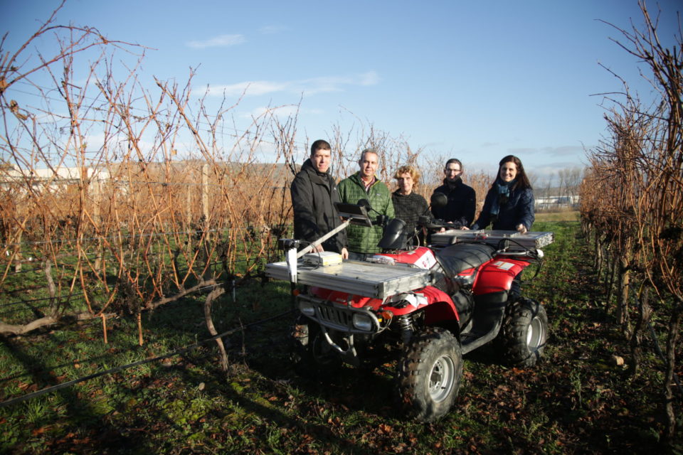 Responsables del equipo investigador presentan el dispositivo, que va montado sobre un quad. / Clara Larrea