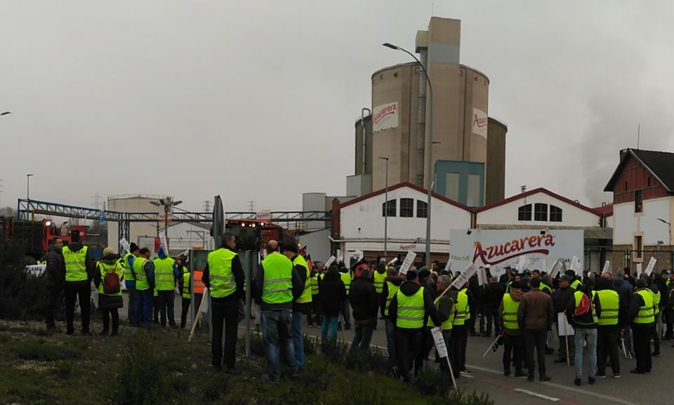 Concentración de protesta realizada por productores y representantes de las organizaciones agrarias frente a la fábrica de Azucarera en Miranda de Ebro. / NR