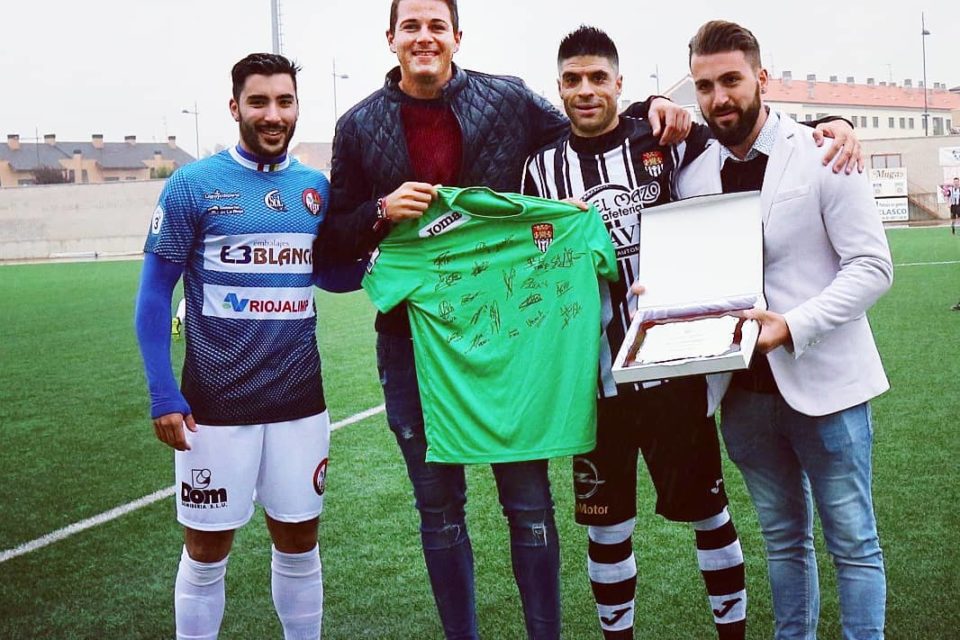 Txejo, capitán blanquinegro, junto al ex portero jarrero Javi Pérez y al blanquirrojo Sergio Rojas, ex del Haro. / @harodeportivo