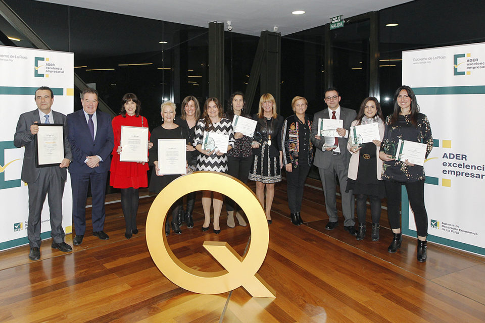 Los premiados, con responsables del Gobierno regional, ADER y Parlamento regional. / NR