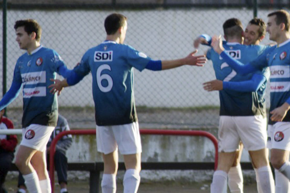 Los jugadores blanquirrojos festejan uno de los goles anotados en su visita a Autol. / SDL