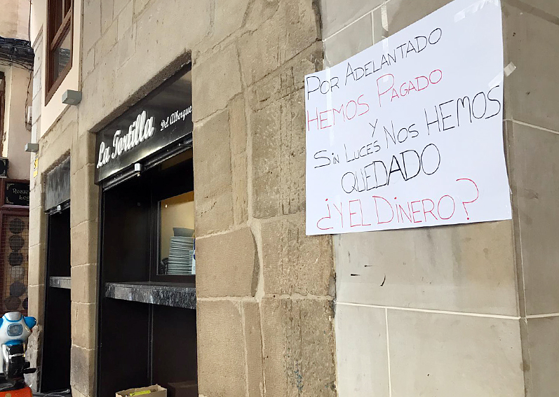 Cartel colocado en Portales 37 que critica la falta de iluminación a pesar de haber pagado por su colocación. / NR