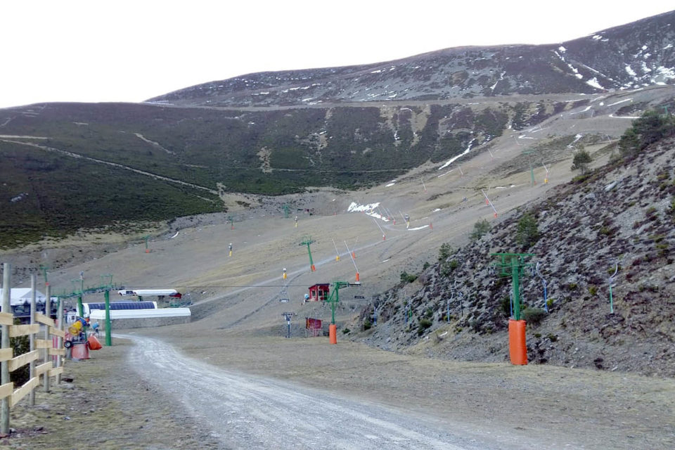 Imagen captada el jueves de la estación de esquí de Valdezcaray, cerrada por la falta de nieve. /NR