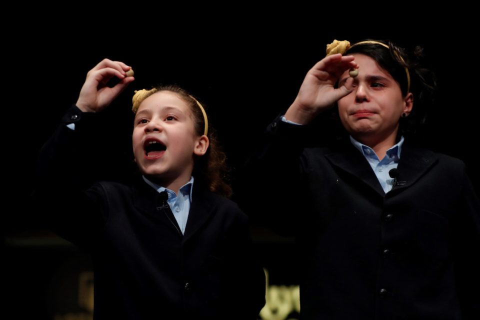 Las niñas Aya y Carla cantan emocionadas el premio Gordo. /EFE