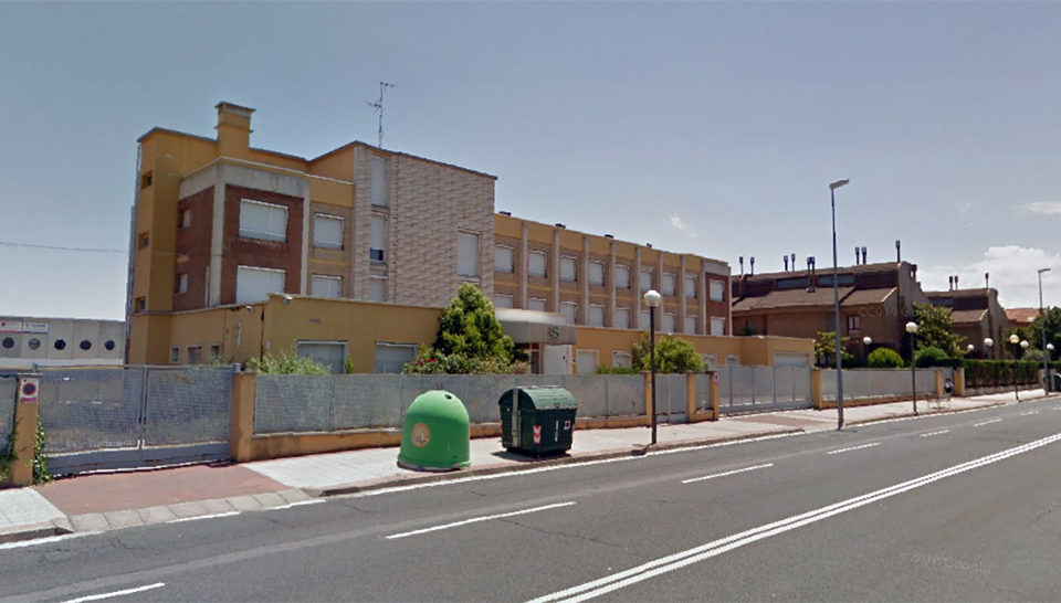 Edificio que albergó la Clínica Valvanera que ahora se convertirá en un supermercado. / Google