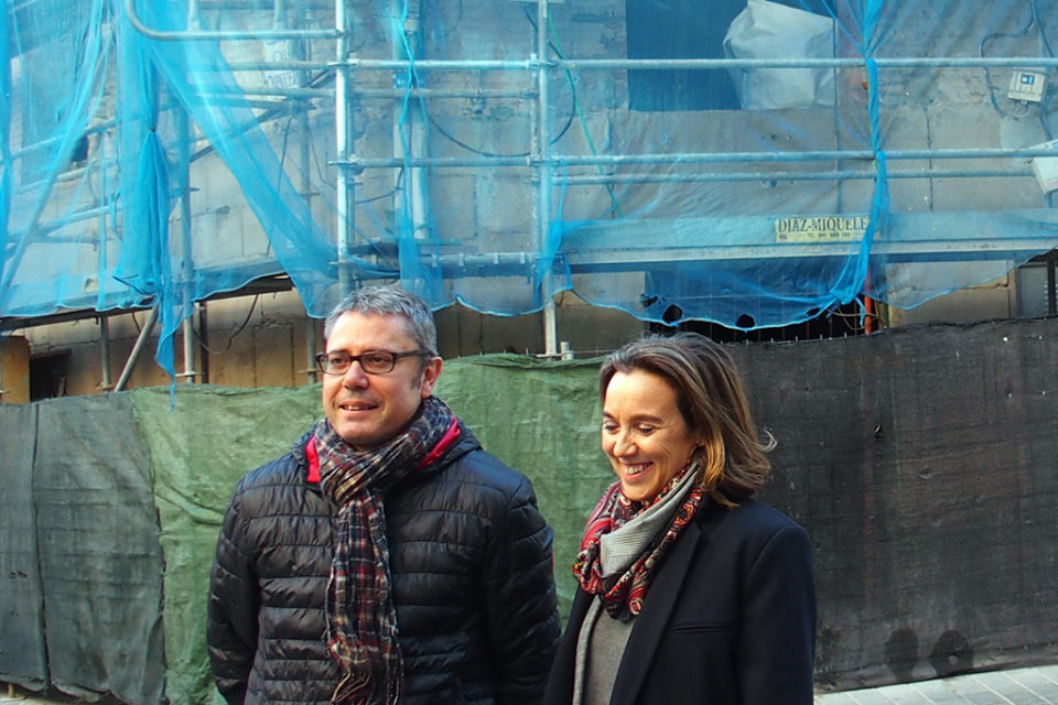 Pedro Sáez Rojo y Cuca Gamarra, junto al edificio de Carnicerías 8, que está en rehabilitación. / NR
