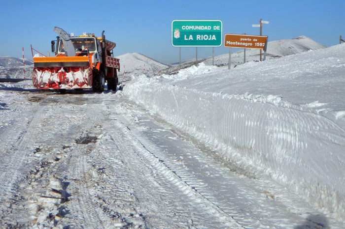 Movilizados cinco equipos para resolver incidencias por hielo y nieve en las carreteras riojanas