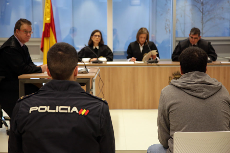 El acusado, antes de comenzar el juicio. / Clara Larrea