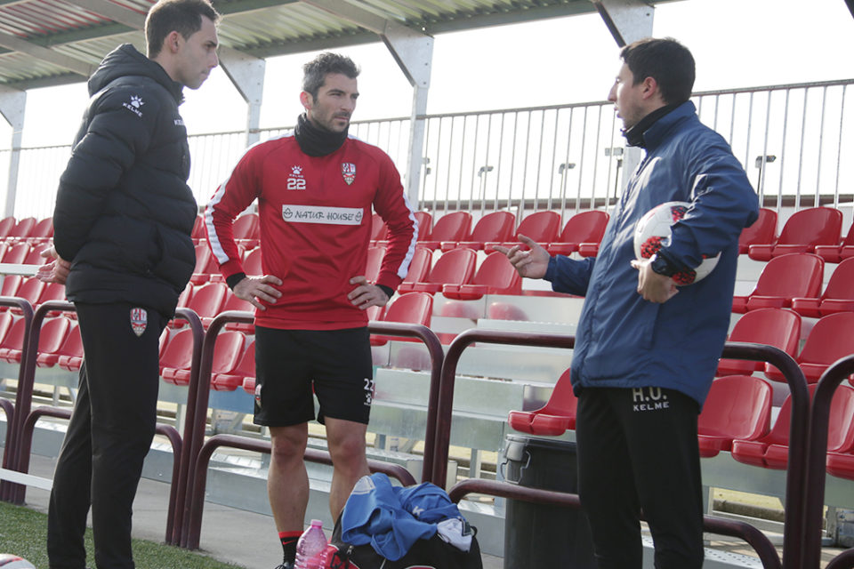 Iñaki conversa con Sergio Rodríguez y con el preparador físico en su primera sesión como blanquirrojo. / Clara Larrea
