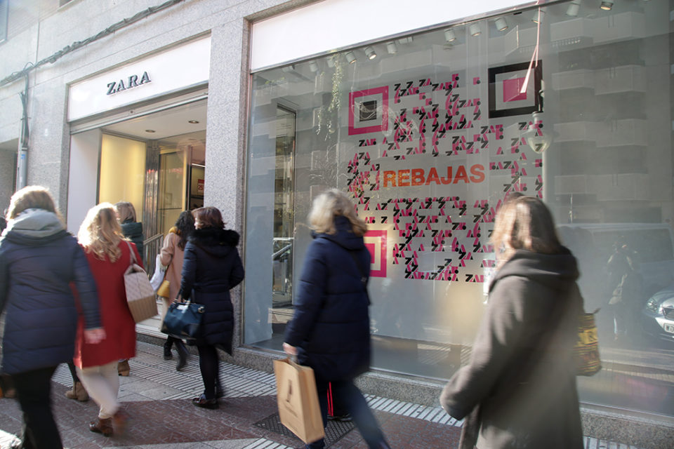 El escaparate de Zara de la calle San Antón anuncia rebajas tras las fiestas de Navidad. / Clara Larrea