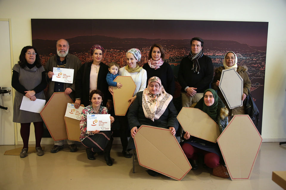 Miembros de la comunidad musulmana, con representantes de partidos políticos de la oposición. / Clara Larrea