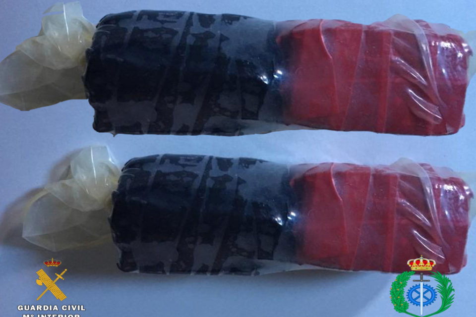 Droga envuelta en preservativos que las mujeres intentaron introducir durante un 'vis a vis'. / Guardia Civil