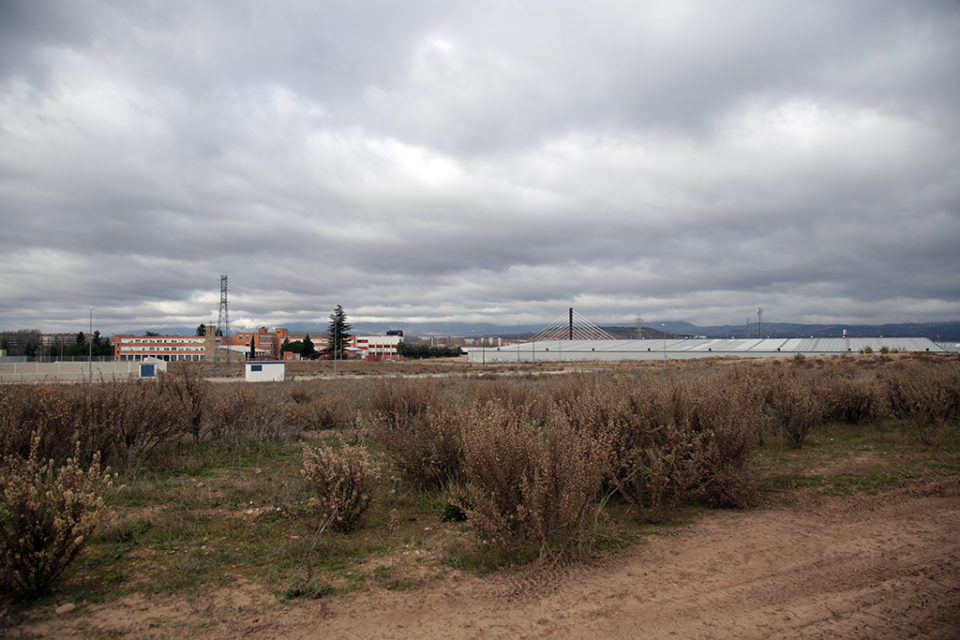 Parcela del polígono de Villamediana donde se instalará Rocarsa, situada en las proximidades de la autopista y del colegio Marianistas. / Clara Larrea