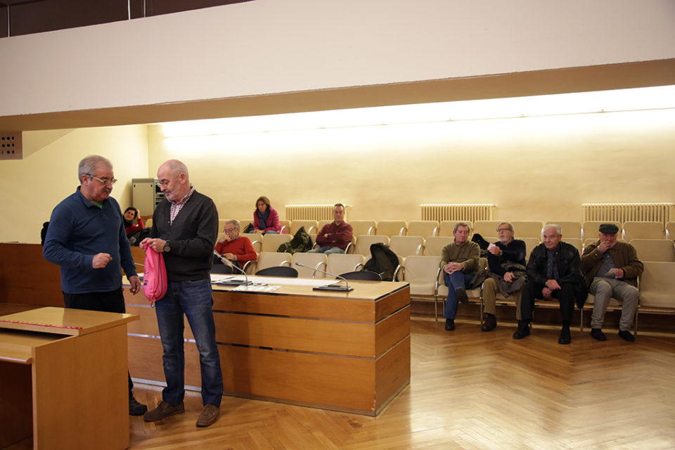 El concejal Jesús Ruiz Tutor dirigió el sorteo, en el Ayuntamiento. / Clara Larrea