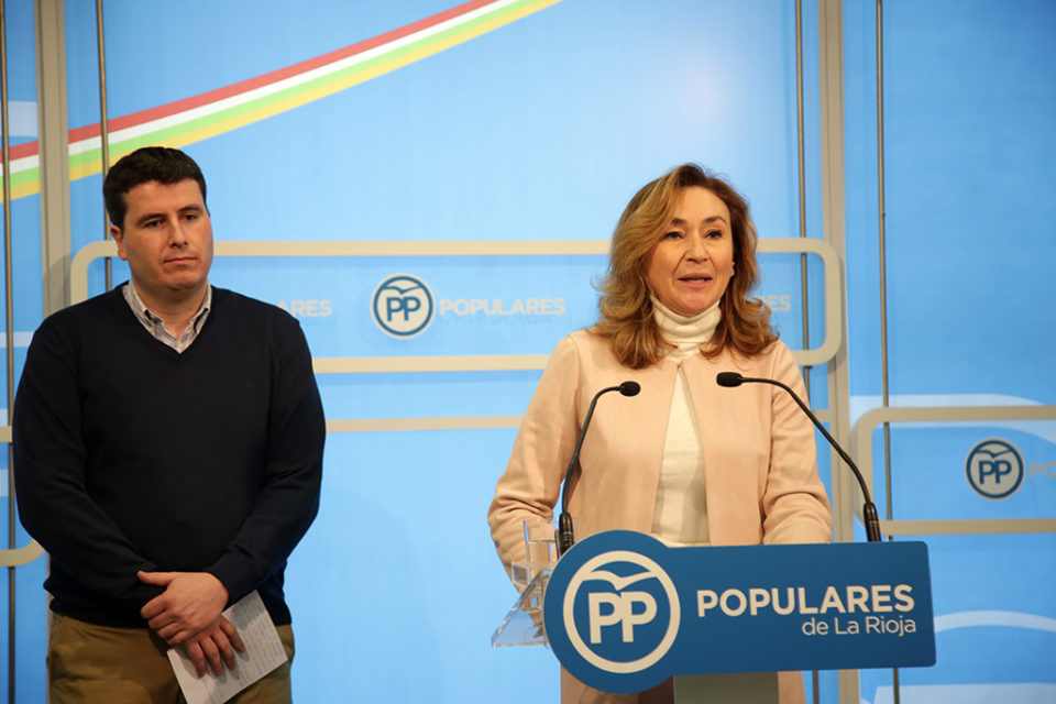 María Martín, interviene en la sede del PP riojano, junto a Diego Bengoa. / Clara Larrea