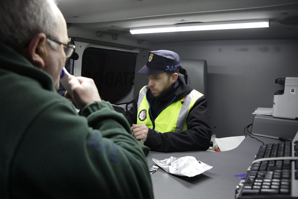 Un conductor se presta a realizar la prueba de alcoholemia. / Clara Larrea