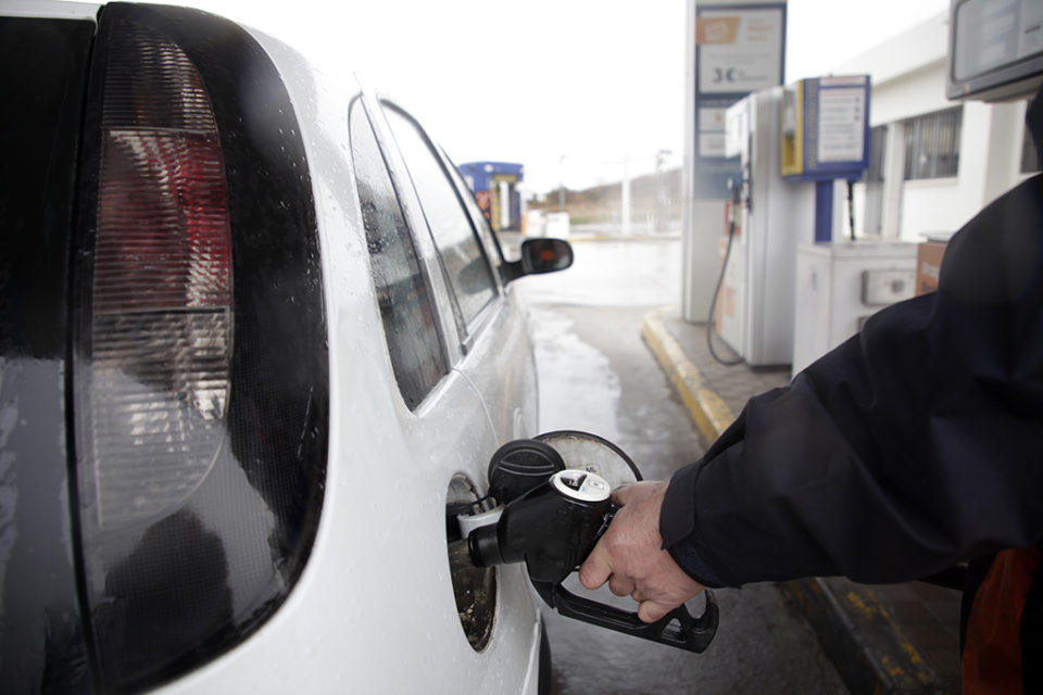 El precio de la gasolina baja. / Clara Larrea