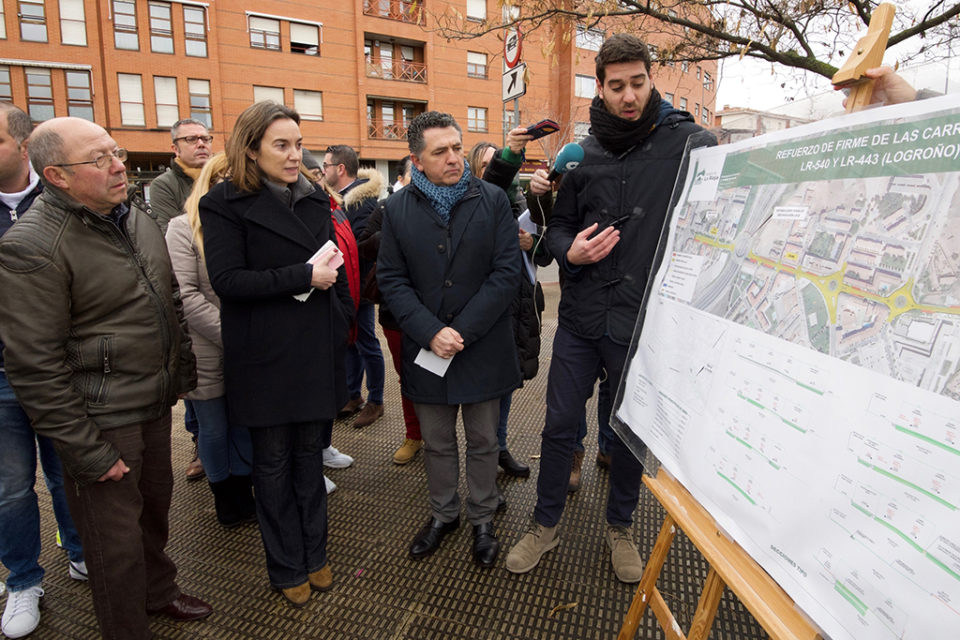 El consejero y la alcaldesa de Logroño observan el plano de la zona que se va a remodelar. / NR