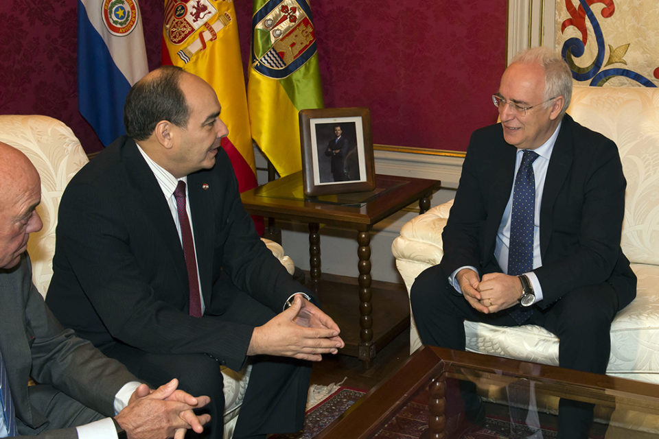Ceniceros conversa con el embajador de Paraguay en España durante el encuentro que han mantenido junto con el presidente de la FER. / NR